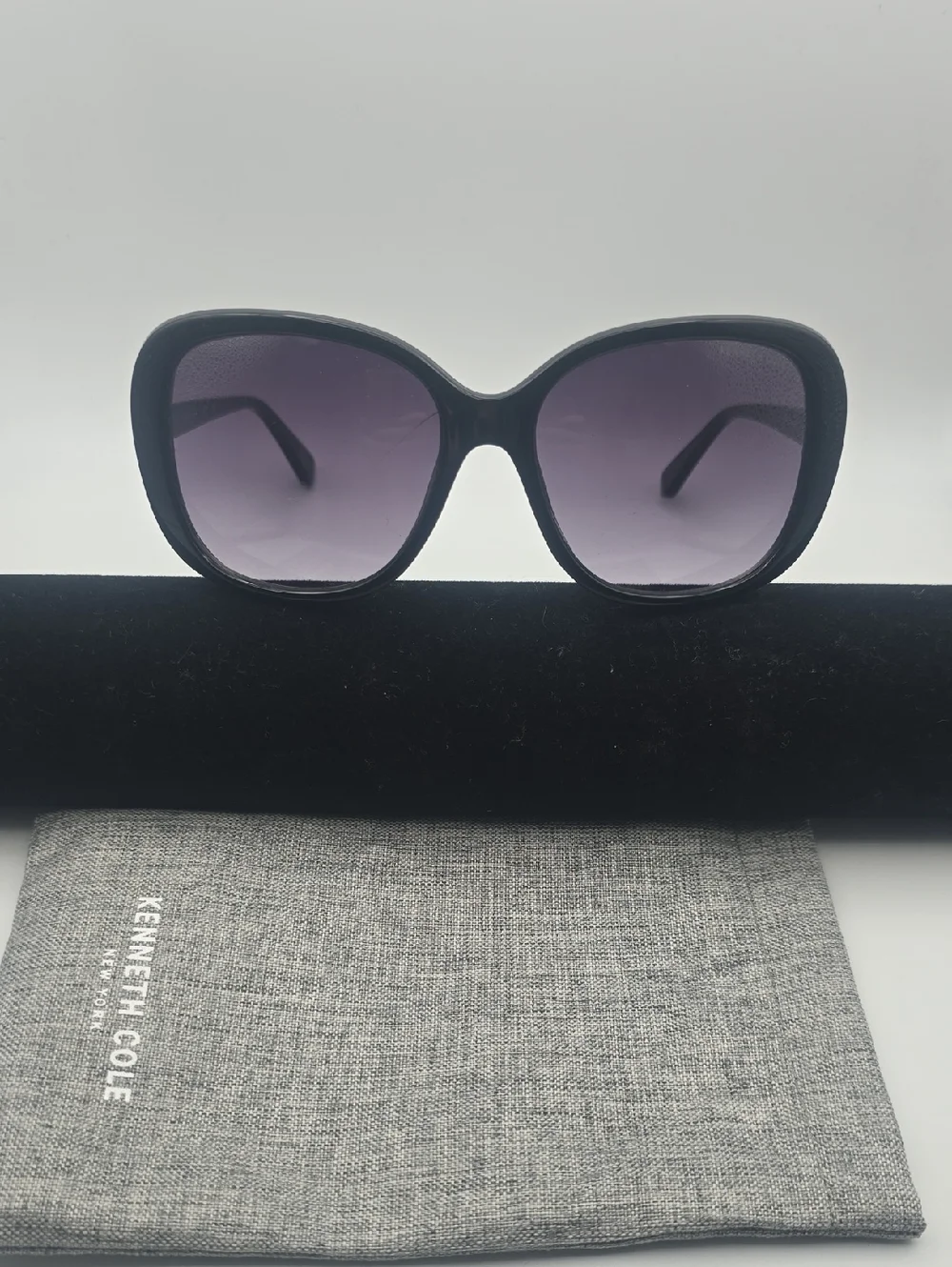 Kenneth Cole Black Women's Sunnies W/ Purple Gradient Lenses (FAIR/GOOD)(CASE)🖤